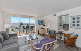 Incredible Beachfront 1Br - Sleeps 4 Awesome Location And In The Center Of Restaurants Many Beaches Golf And More